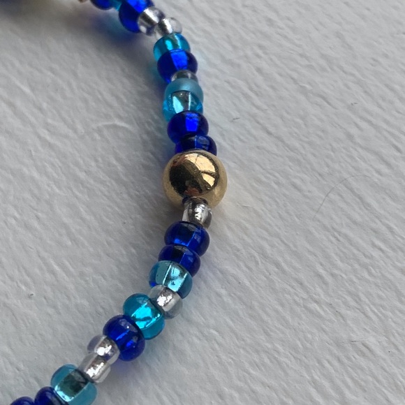 Blue and white toned seed bead bracelet white pearls gold beads stretchy - Picture 4 of 6